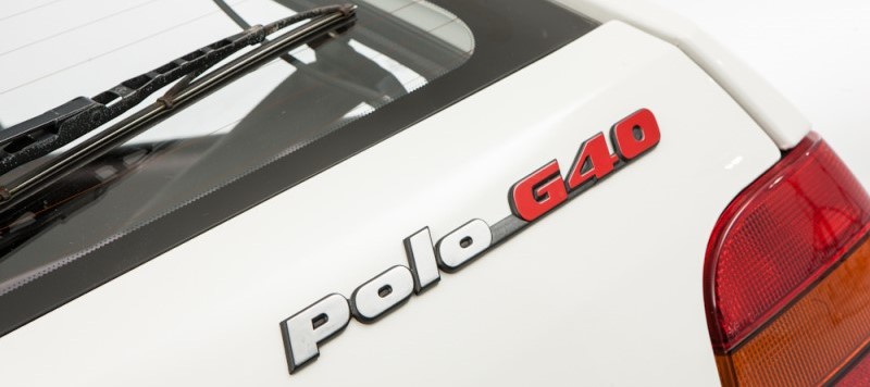 Photo d'illustration du logo arrière d'une polo G40 blanche